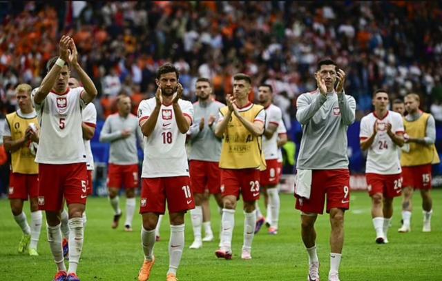 xG跟荷兰打了个平，无莱万波兰迈出昂首出局第一步